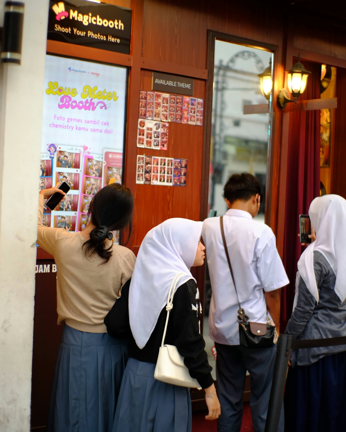 Pengunjung menggunakan Love Meter Booth di venue Magicbooth