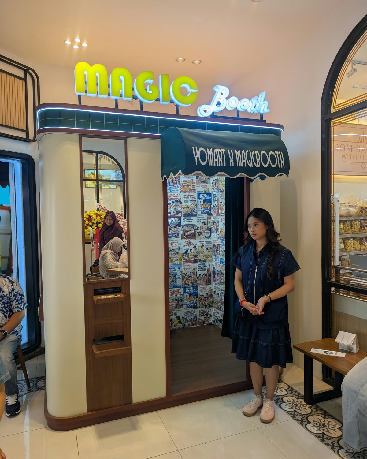Booth custom Magicbooth terpasang di Yomart Braga