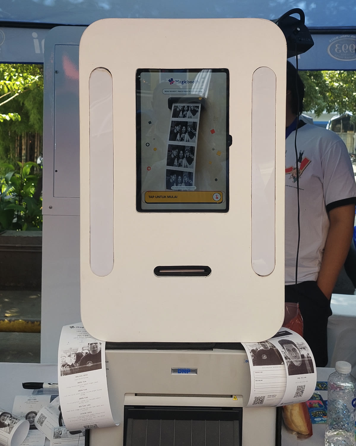 Foto seluruh unit berdampingan dengan satu orang untuk memperlihatkan skala, bentuk compact, dan kebutuhan ruang.