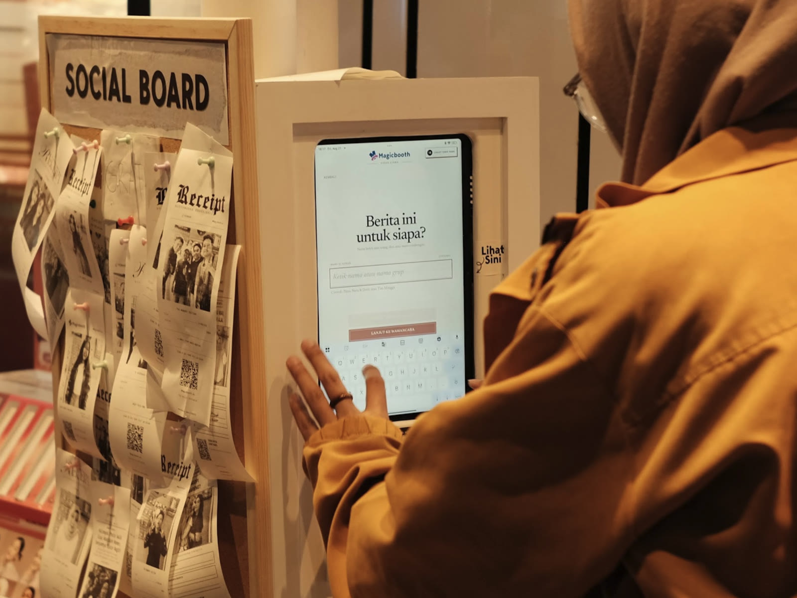 Pengunjung mengikuti pertanyaan singkat di layar sebelum foto dan hasil personalnya dibuat.